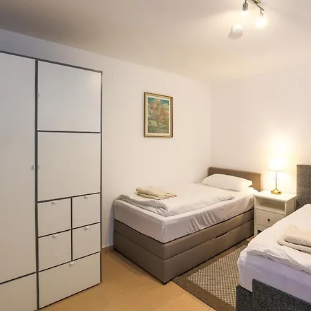 Zentrale Lage Naehe Duesseldorf Airport, Messe Apartament